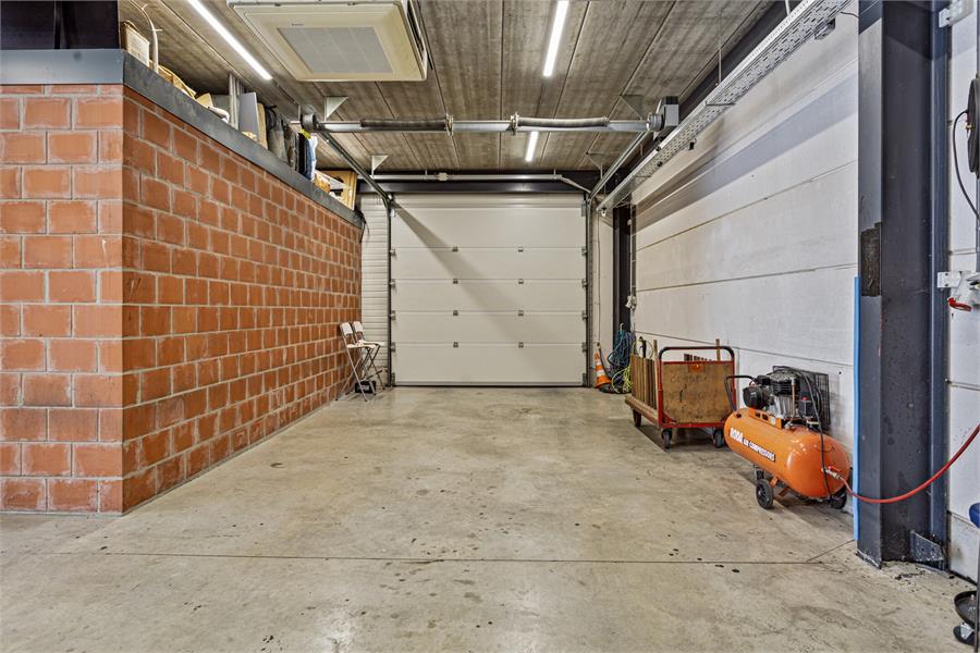 Bedrijfshal met 2 verdiepingen en 5 parkeerplaatsen in Geel