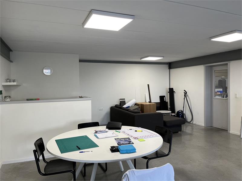 Centraal gelegen magazijn met kantoorruimte te huur in Tessenderlo