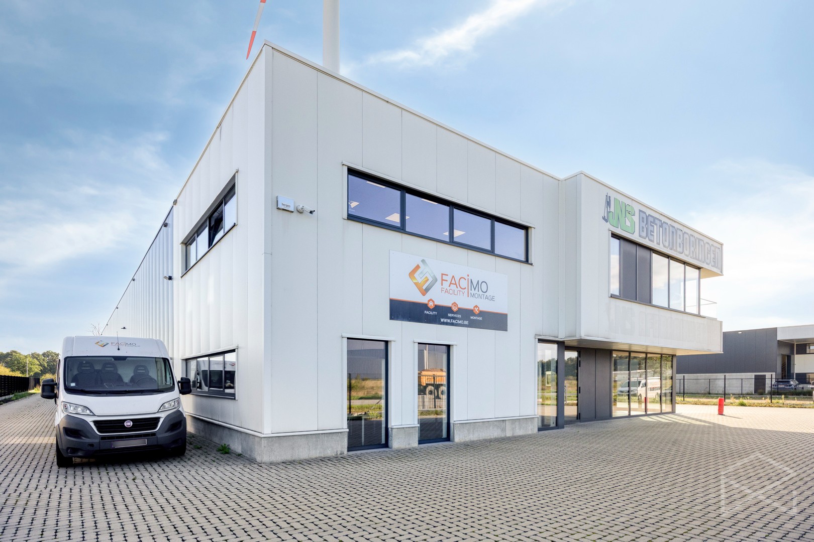 Afbeelding Magazijn met bureauruimte en parkeerplaatsen te huur in Tessenderlo-Ham - Bosman Vastgoed