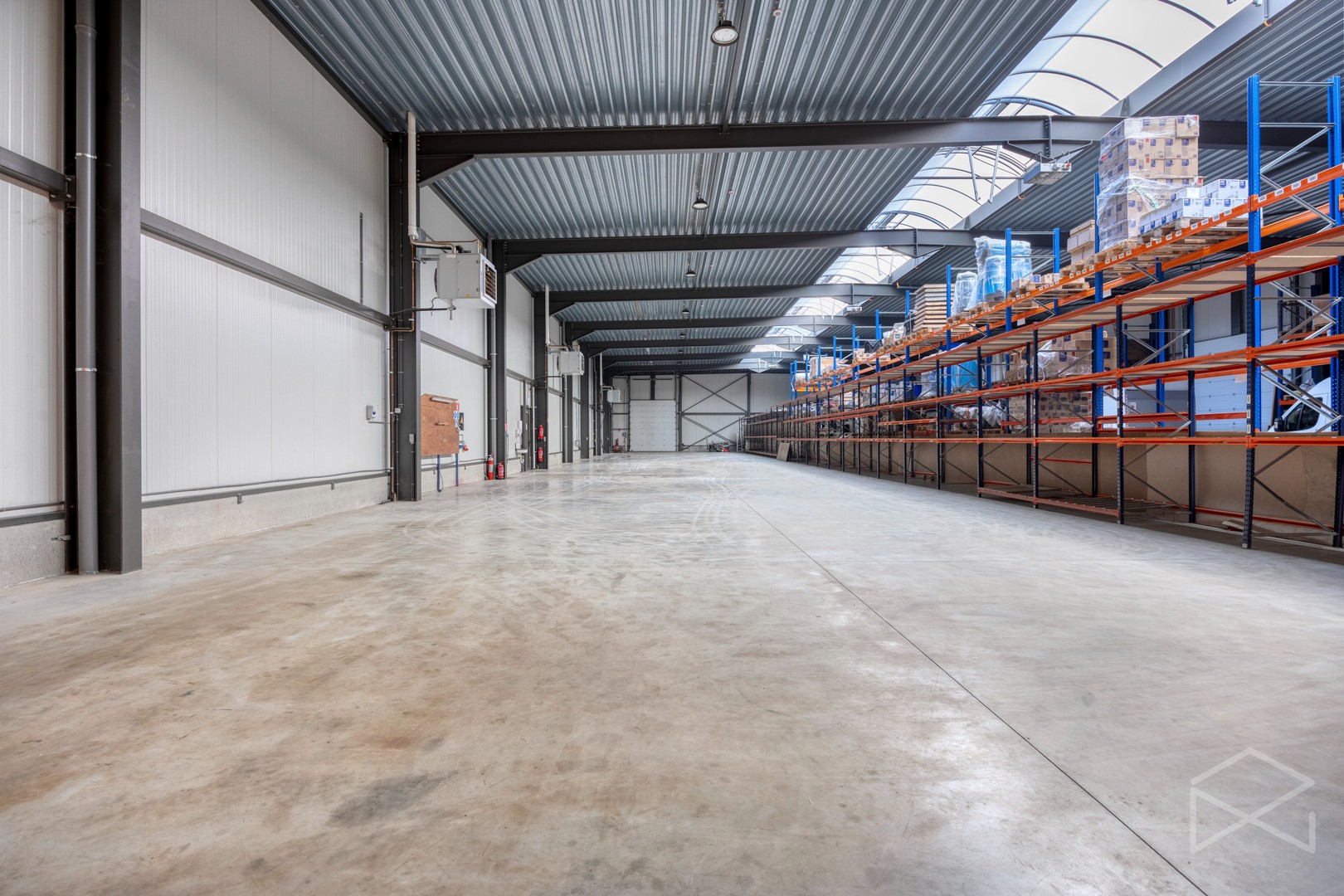 Magazijn met bureauruimte en parkeerplaatsen te huur in Tessenderlo-Ham