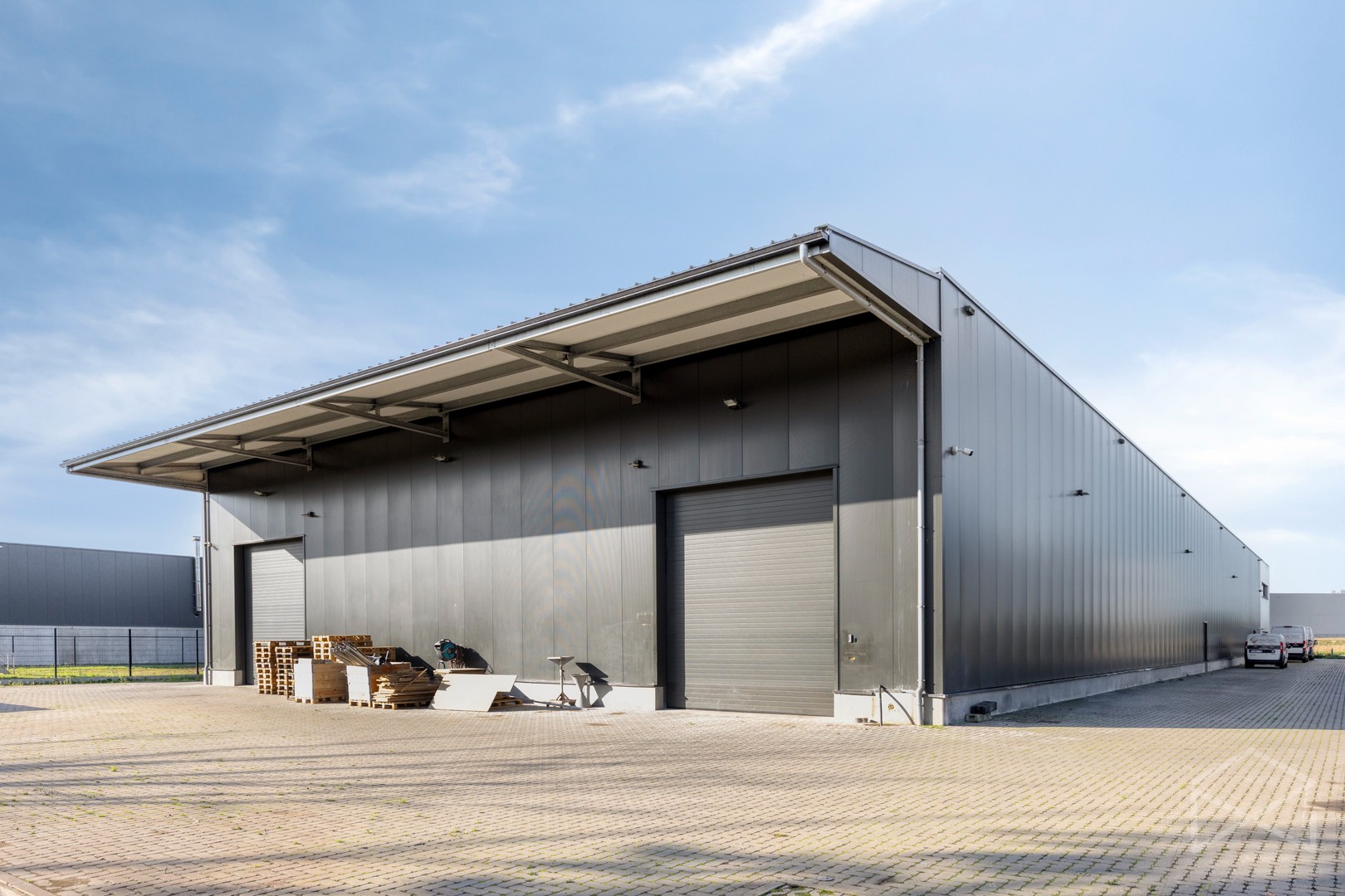 Magazijn met bureauruimte en parkeerplaatsen te huur in Tessenderlo-Ham