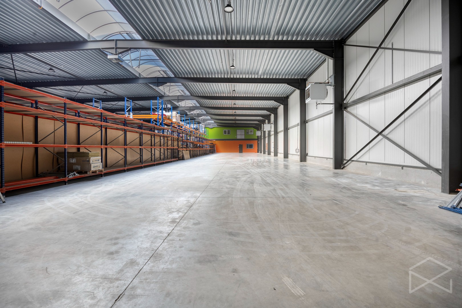 Magazijn met bureauruimte en parkeerplaatsen te huur in Tessenderlo-Ham