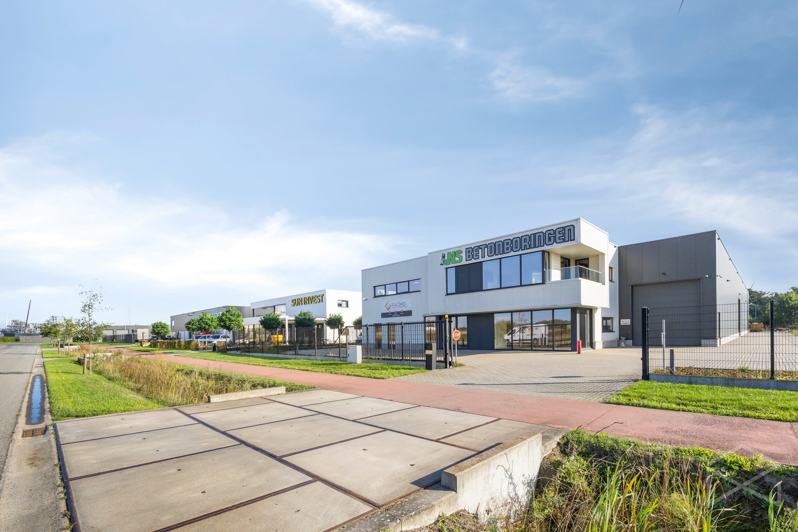 Magazijn met bureauruimte en parkeerplaatsen te huur in Tessenderlo-Ham