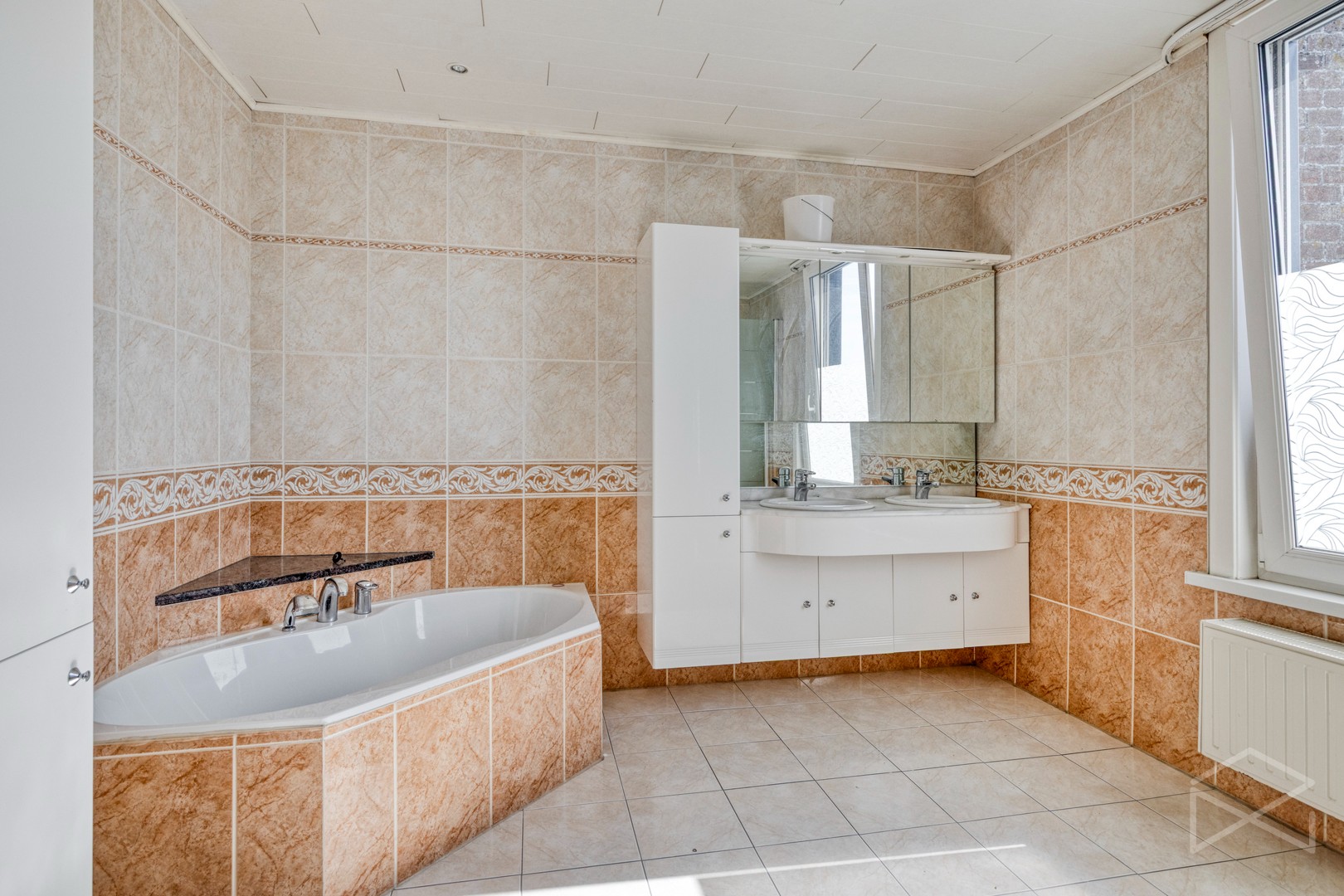 Ruime woning met mogelijkheid voor handel en/of vrij beroep te koop in Ham
